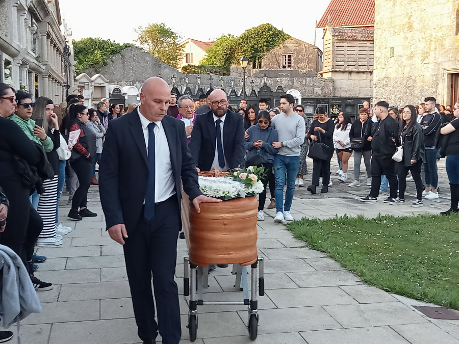 Ribeira despidió entre lágrimas a la joven víctima del crimen machista en Palmeira