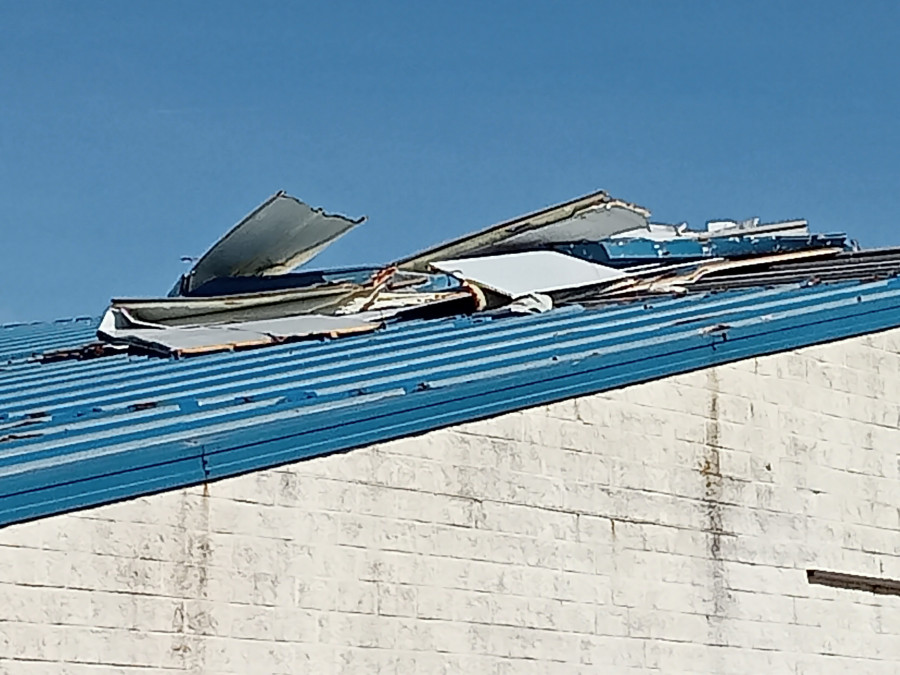 Rachas de viento que superaron los 100 kilómetros por hora levantaron el tejado de la nave de rederas de Aguiño