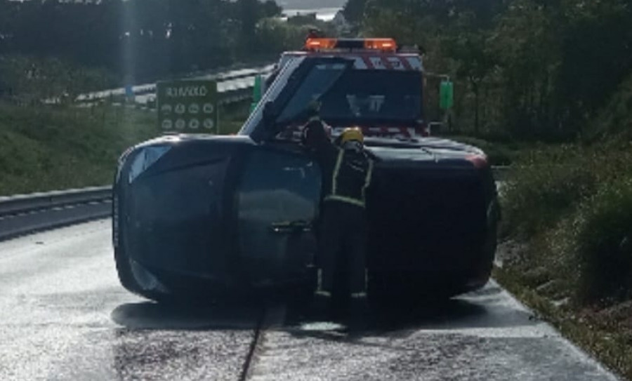 Un coche acaba volcado tras salirse de la vía en la Autovía do Barbanza, en Rianxo