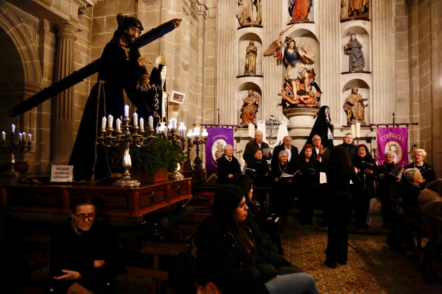 La lluvia limita al interior los actos de Semana Santa y Paradela espera a última hora para decidir