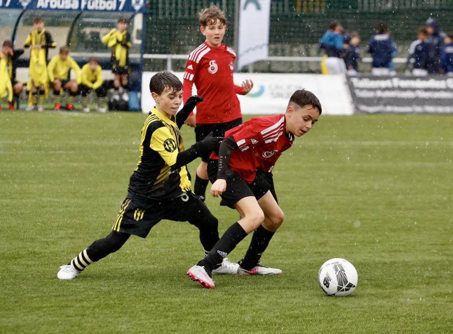 Los alevines que disputan el Arosa Fútbol 7 siguen mostrando su mejor nivel en A Senra