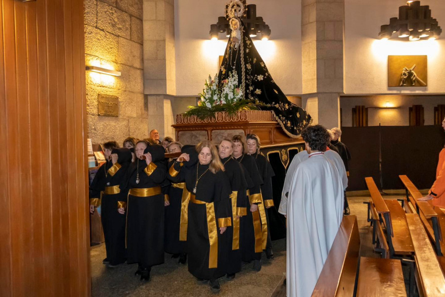 El mal tiempo recluye los actos del Viernes Santo de Sanxenxo al interior del templo