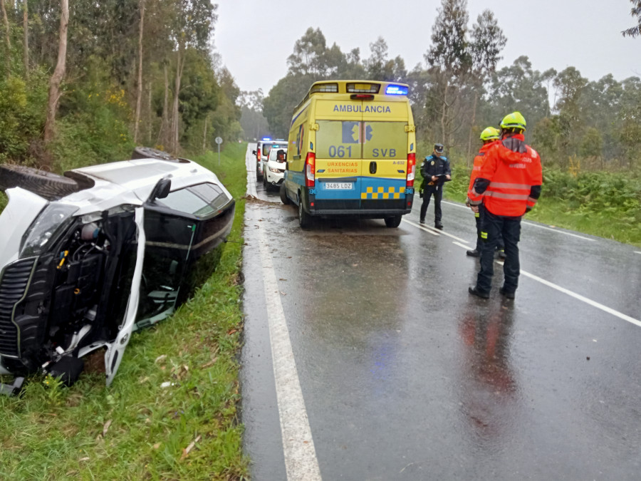 Herido un joven conductor en una salida de vía de su coche que acabó semivolcado en Frións, en Ribeira