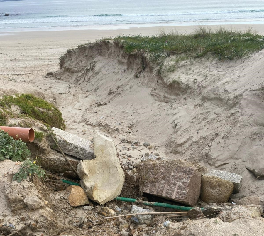 El Concello de Sanxenxo urge a Costas la reparación del muro de la playa de Canelas derribado por las lluvias