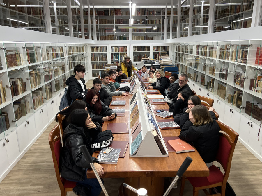 Acercamiento de alumnos del cuarto curso de la ESO del IES Nº1 de Ribeira a las técnicas de grabado en el Museo de Artes y su taller