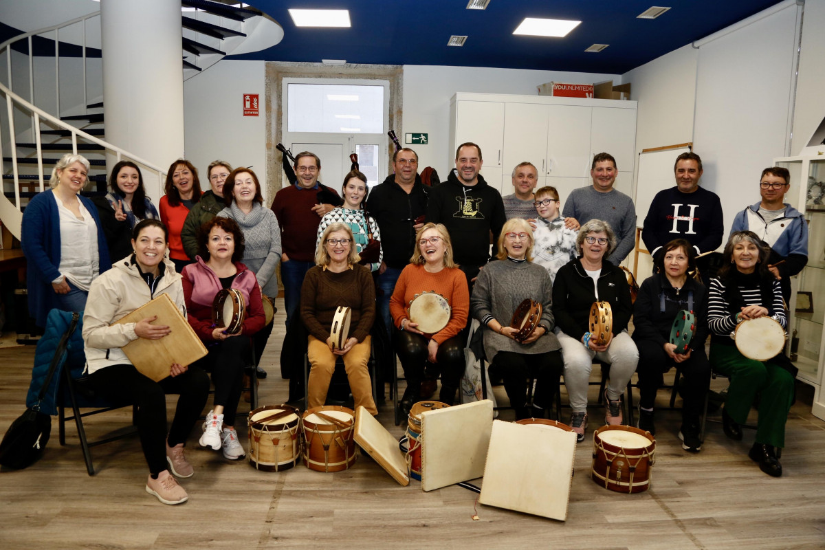 Integrantes da Asociación Cultural e Deportiva Dorna de A Illa de Arousa  Mónica Ferreirós