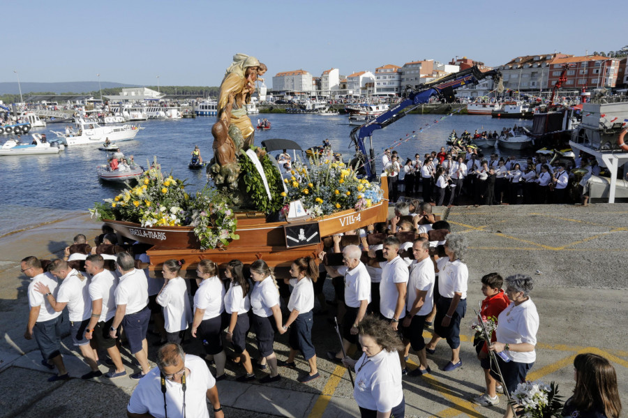 La colocación de una montaña acuática confronta a un feriante con la Asociación San Martiño de O Grove