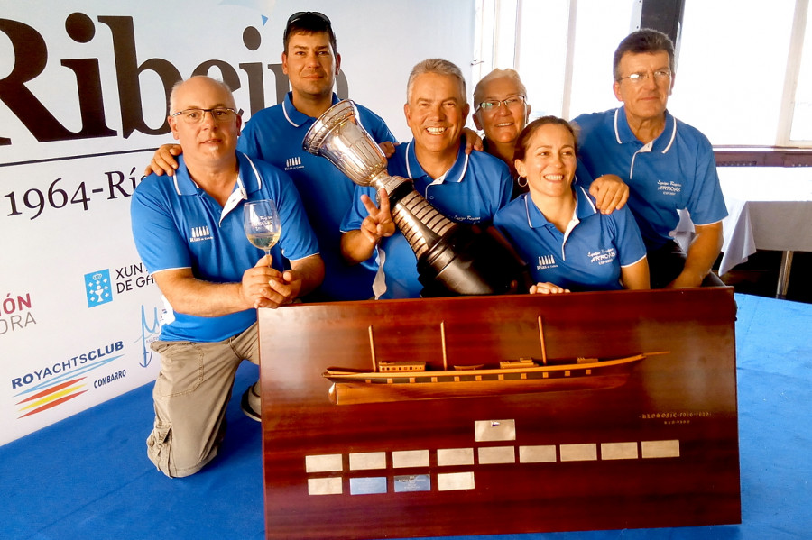 El velero Ría de Arousa y su patrón José Manuel Pombar reciben hoy un homenaje