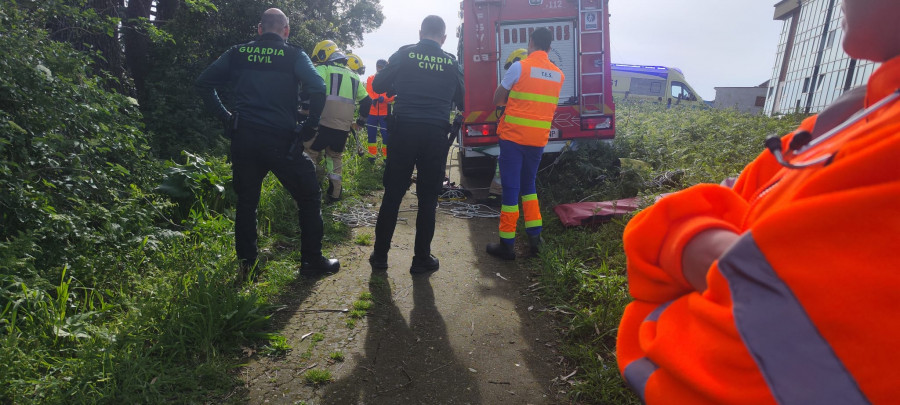 Rescatada una septuagenaria herida tras precipitarse por un barranco en la playa de Quenxo, en Rianxo