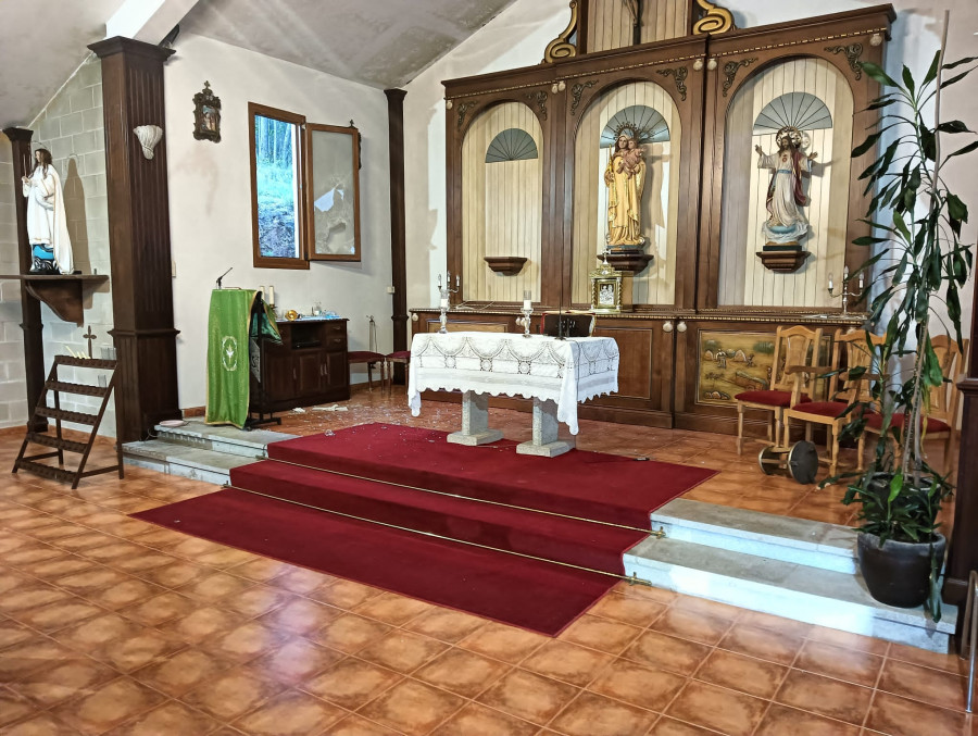 Rompen el cristal de una ventana de la capilla pobrense de A Mercé, se llevan una cruz plateada y causan importantes destrozos