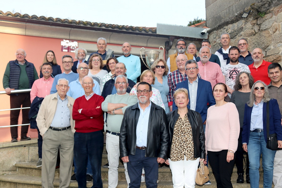 El velero Camping Ría de Arosa y su patrón José Manuel Pombar, homenajeados en A Pobra