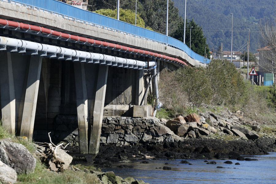 El llenado escalonado de depósitos evita más cortes de agua tras el reventón bajo el puente de Castrelo