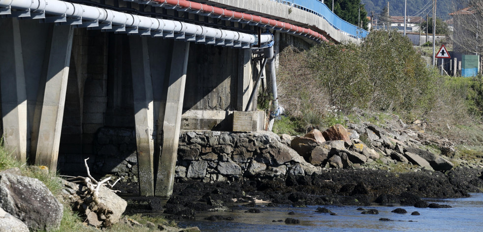 El llenado escalonado de depósitos evita más cortes de agua tras el reventón bajo el puente de Castrelo
