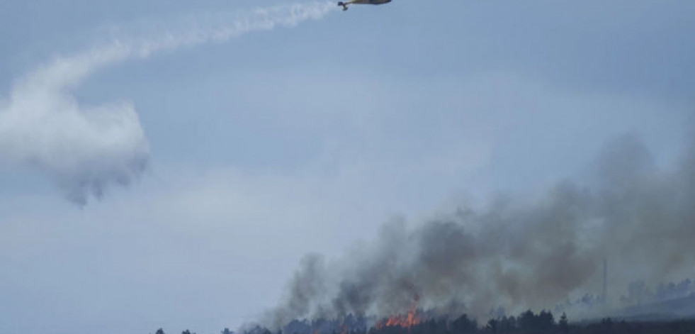 Un incendio quema 20 hectáreas en Oímbra y permanece controlado el de Crecente