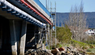 Montan los andamios para iniciar la reparación de la tubería de agua bajo el puente de Castrelo