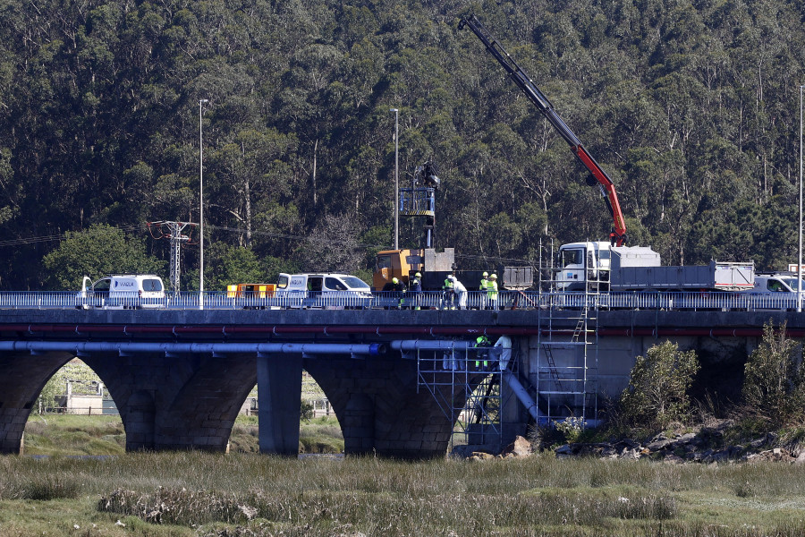 La reparación de la tubería concluirá hoy bajo el puente de Castrelo