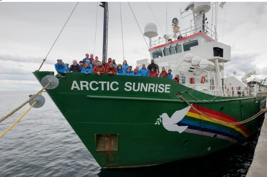 El Artic Sunrise de Greenpeace se "moja" por el mar gallego