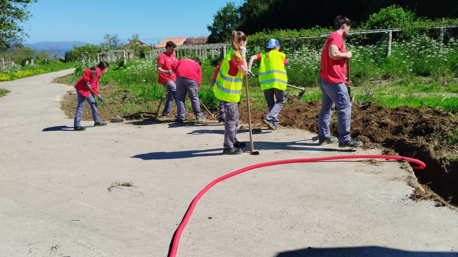 El taller de empleo impulsa las zonas verdes de Vilanova y la domótica en Vista Real