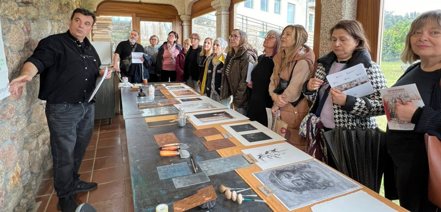 Alumnos del IV Ciclo de la USC en Ribeira asisten en el taller de grabado del Museo de Artes a una clase de Pepe Míguez