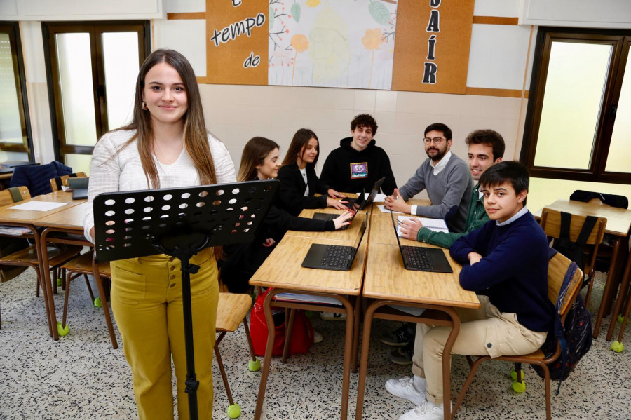 Bruno Vila vuelve al cole para apoyar a la mejor oradora del Parlamento Xove, Marta Barcala