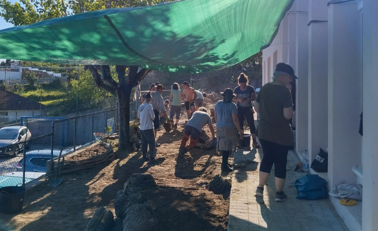 Aplazada por mal tiempo hasta el 18 y 19 de este mes la continuidad en la implantación del jardín vecinal en A Ribeiriña, en A Pobra