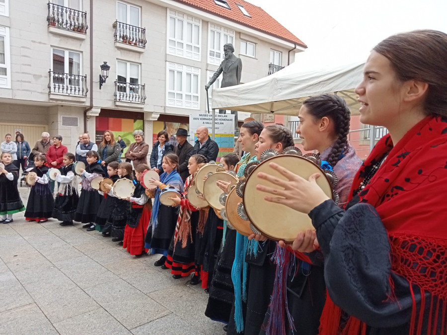 Folclore y Letras Galegas irán de la mano este domingo en el festival de la asociación “Caramiñas” de A Pobra