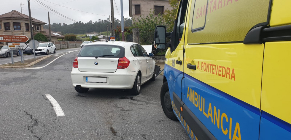 Cuatro heridos en un accidente que terminó con un coche empotrado contra el muro de una casa en Dena