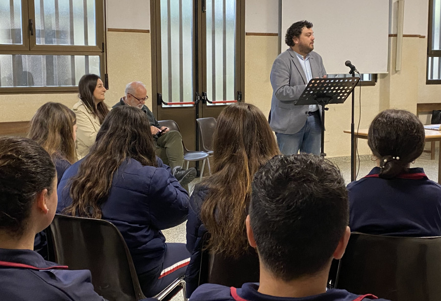 Del Parlamento al cole: Marta Rodríguez y Julio Torrado explican su experiencia a los alumnos de las Filipenses