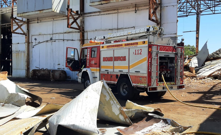 Sofocan un incendio en una nave abandonada de Couso, en Ribeira