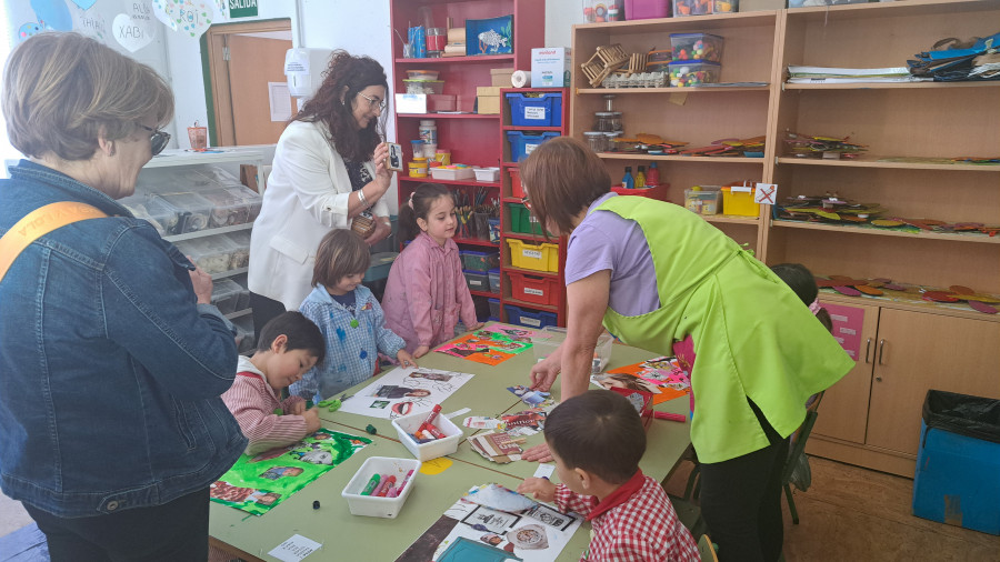 Repartido entre los niños de las escuelas infantiles de A Pobra diverso material para colorear sobre Luisa Villalta