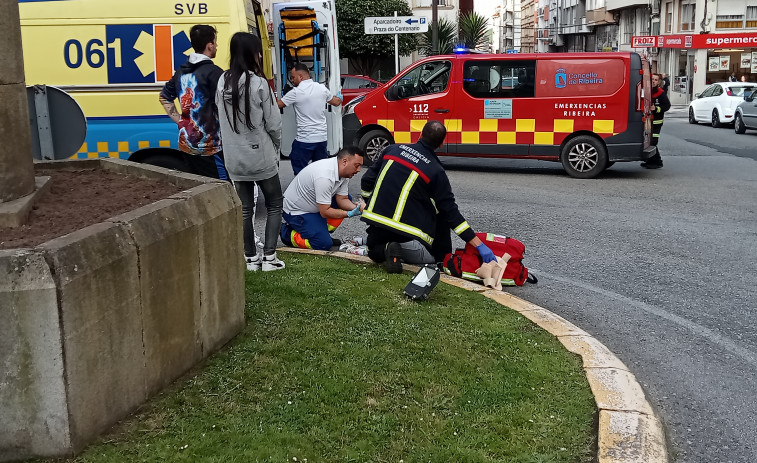 Herida una mujer al ser atropellada cuando atravesaba por medio de una rotonda en Ribeira