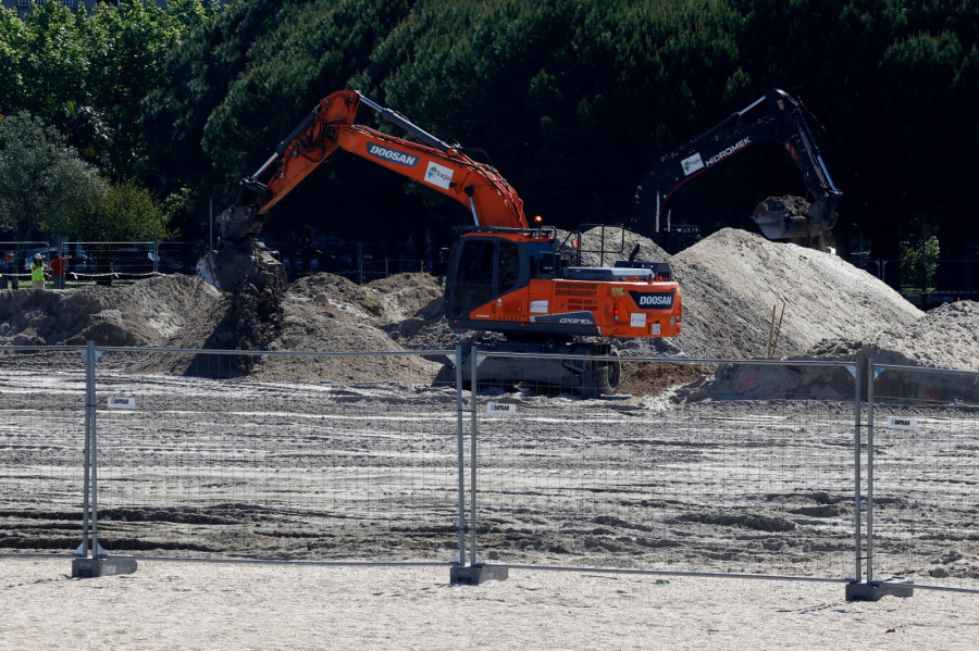 Las obras para eliminar el cadillo en la playa continúan sin tregua con maquinaria pesada en la arena