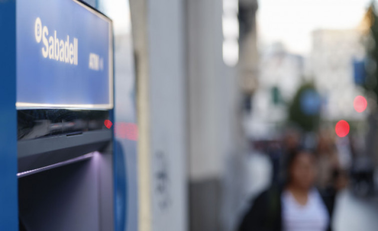 La OPA de BBVA a Sabadell pondría en peligro oficinas en 43 municipios gallegos