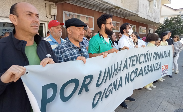 Los trabajadores del centro de salud de Ribeira denuncian que Sanidade no reconoce su “grave situación”