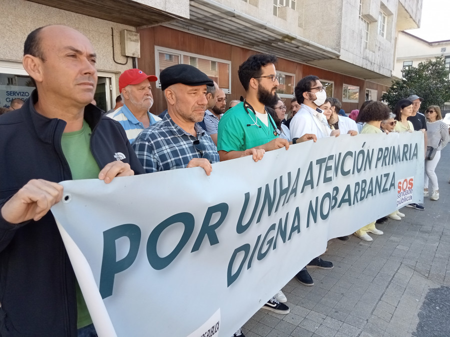 Los trabajadores del centro de salud de Ribeira denuncian que Sanidade no reconoce su “grave situación”