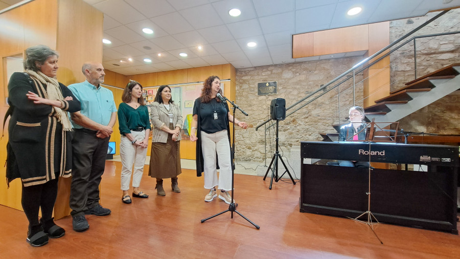 La exposición del certamen Isaac Díaz Pardo, con una selección de 17 creaciones artísticas, tiene su primera parada en A Pobra