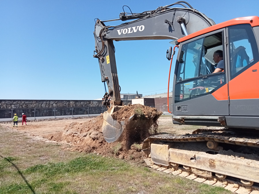 Inician las obras para construir la sede del club de remo en Aguiño con las excavaciones en el terreno