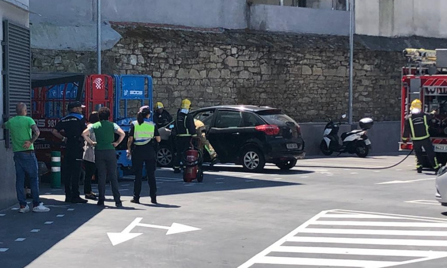 Un incendio afecta parcialmente a un coche estacionado en el aparcamiento de un céntrico supermercado de Boiro