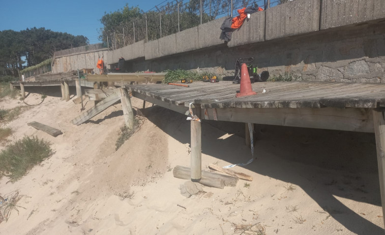 O Grove repara la pasarela del paseo entre San Vicente y Con Negro a la altura de Burato da Alondra