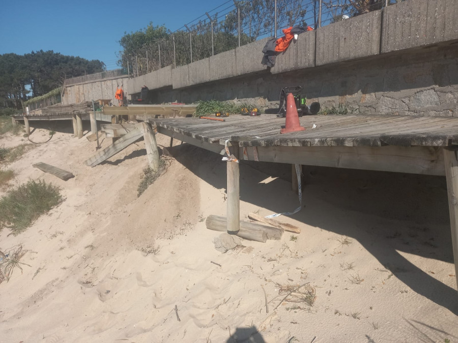 O Grove repara la pasarela del paseo entre San Vicente y Con Negro a la altura de Burato da Alondra