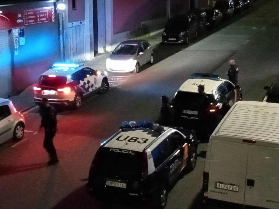 Buscan en el edificio okupa de Abesadas, en Ribeira, a un sospechoso de tener pistola tras escucharse un posible disparo de madrugada