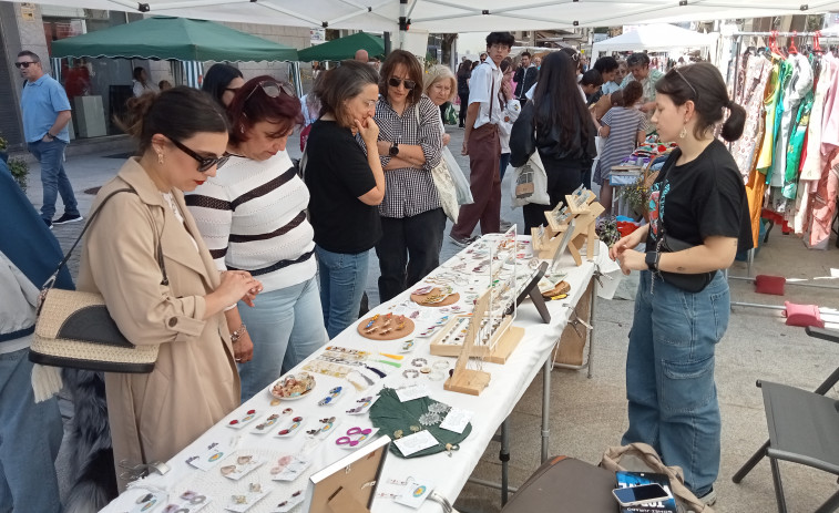 Lo retro llena de vida la calle peatonal de Boiro durante el Maio Vintage Market