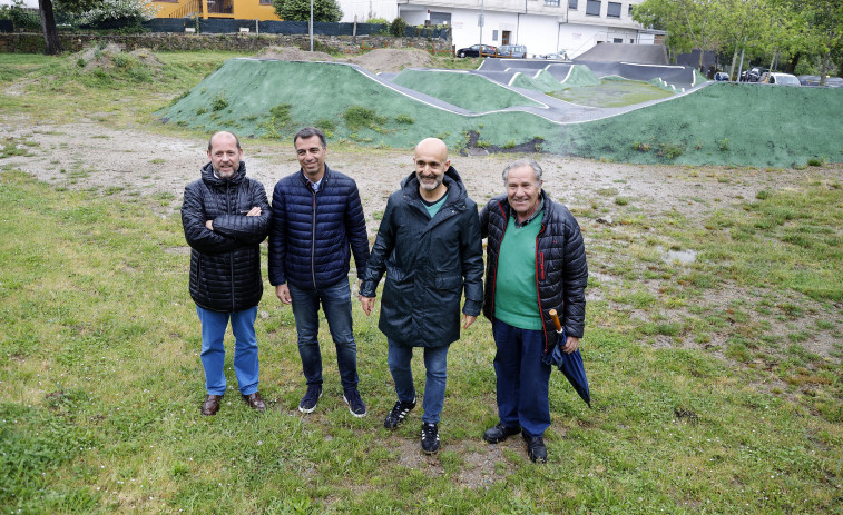 Carou y Coira explican a los vecinos de A Coca el próximo evento de junio