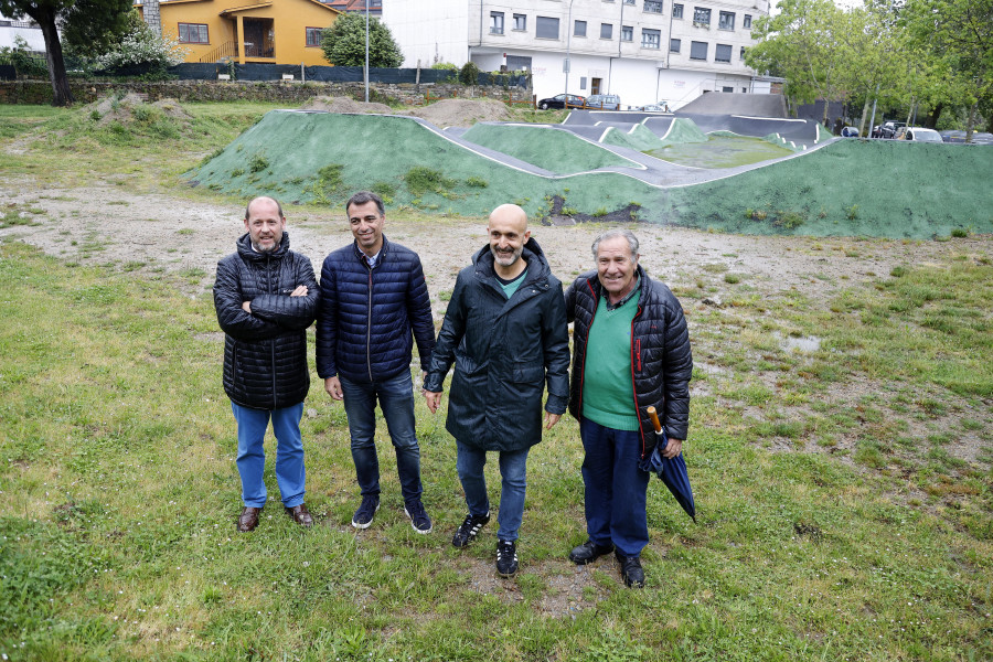 Carou y Coira explican a los vecinos de A Coca el próximo evento de junio