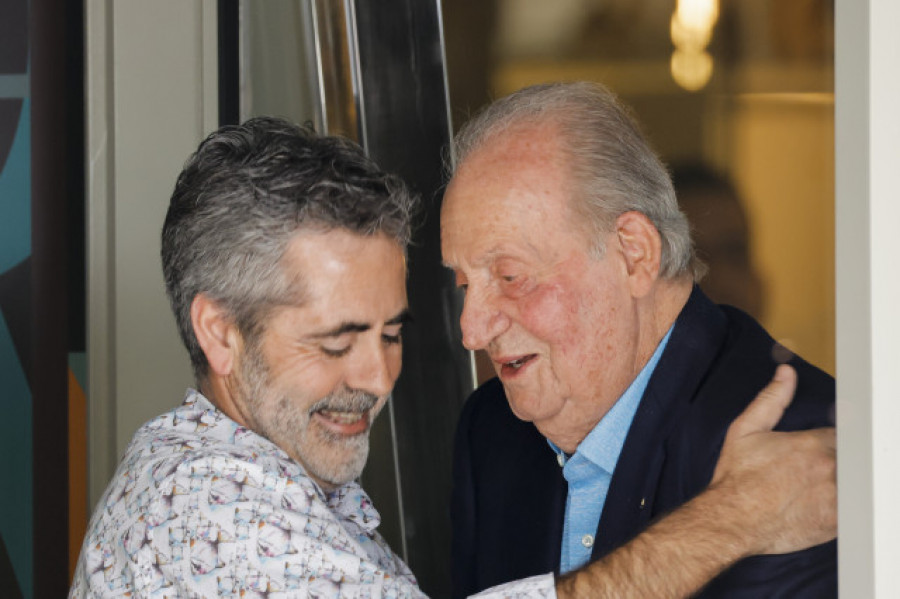 Día sin vela pero con tres horas y media de mariscada para el rey Juan Carlos en Sanxenxo