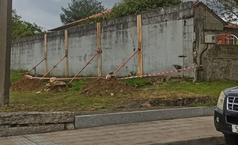 Urxen solución a un muro en risco de derrubamento nun patio do CRA de Ribadumia