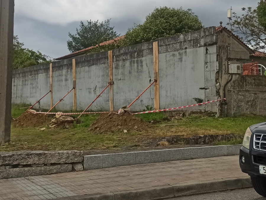 Urxen solución a un muro en risco de derrubamento nun patio do CRA de Ribadumia