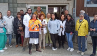 Trabajadores y pacientes del centro de salud de Ribeira se concentran por la falta de médicos