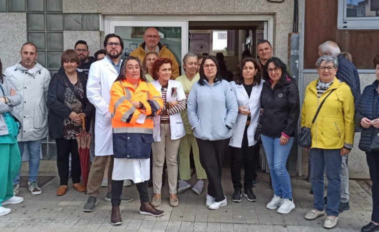 Trabajadores y pacientes del centro de salud de Ribeira se concentran por la falta de médicos