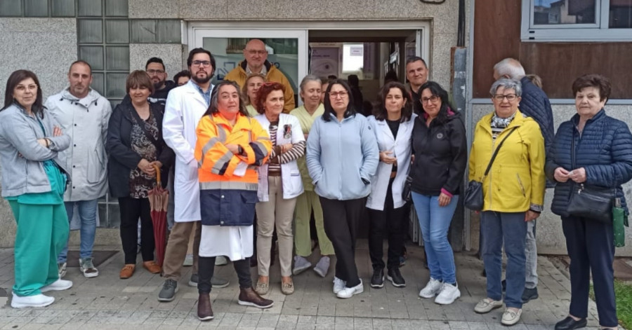 Trabajadores y pacientes del centro de salud de Ribeira se concentran por la falta de médicos